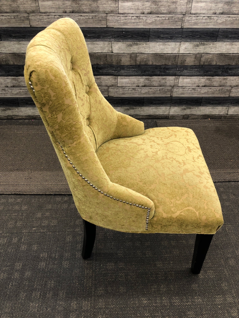 UPHOLSTERED GREEN ACCENT CHAIR.