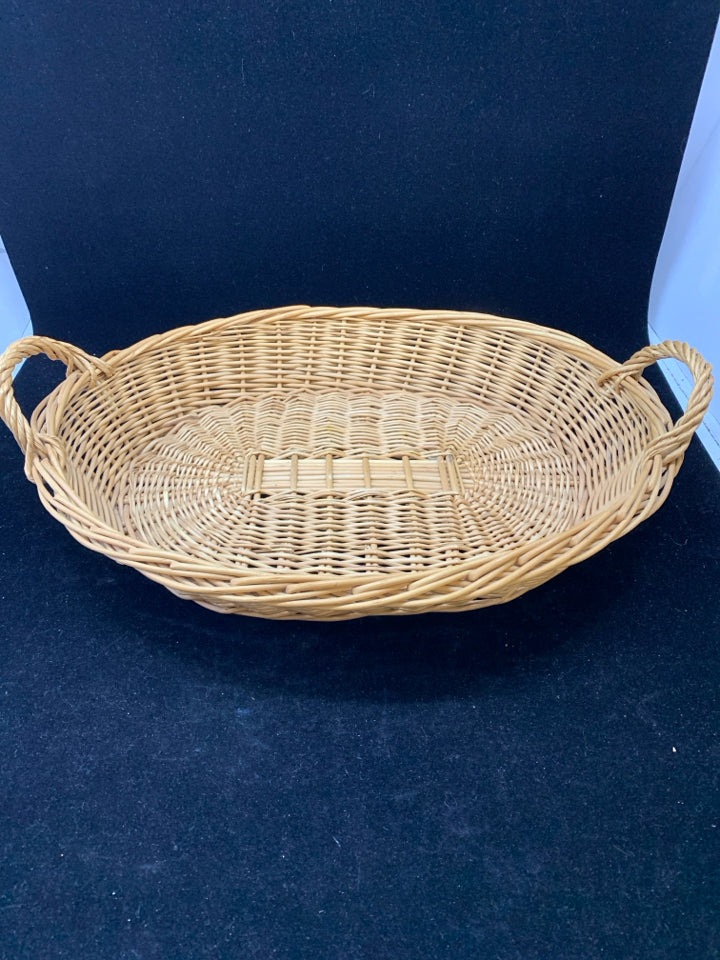 SHALLOW OVAL BASKET W/HANDLES.