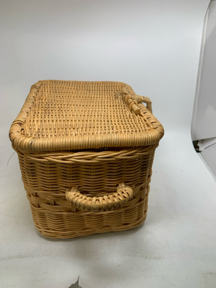 WOVEN PICNIC BASKET W/ LID/HANDLES.