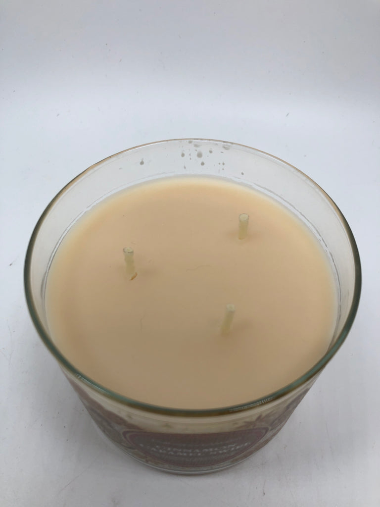 CINNAMON CARAMEL SWIRL CANDLE - BATH & BODY WORKS.