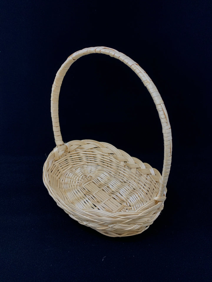 OVAL SHALLOW WOVEN BASKET W/HANDLE.