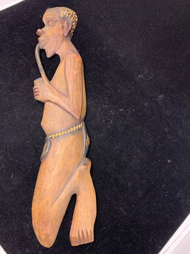 VTG WOOD CARVED MAN KNEELING FOLK ART.