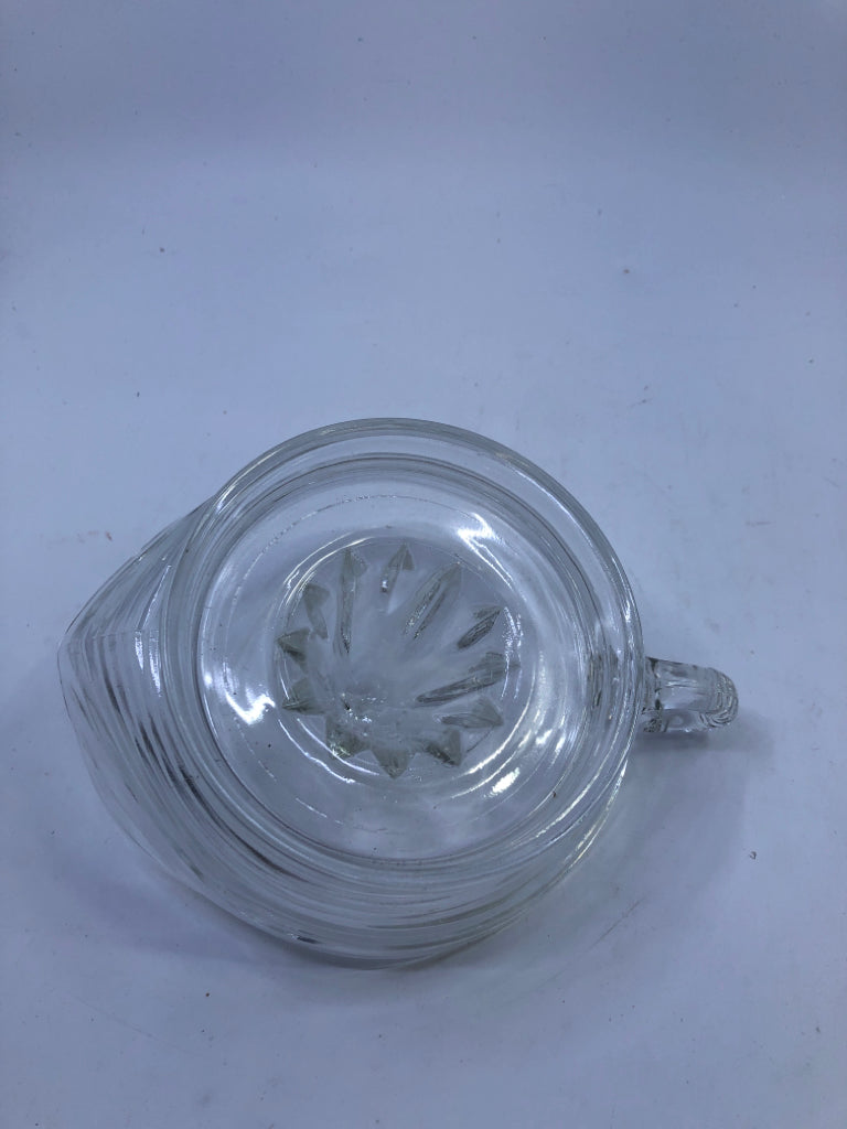 VTG CLEAR GLASS JUICER W HANDLE.