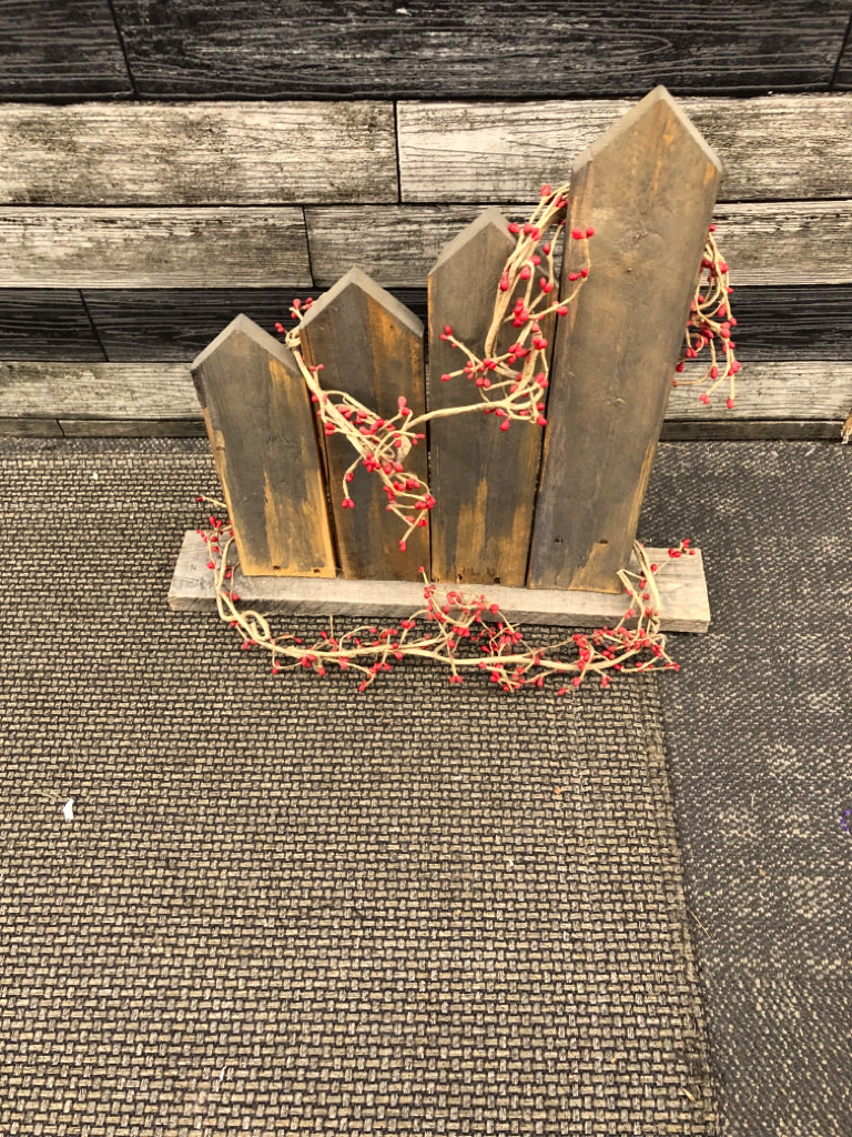 PRIMITIVE FENCE DECOR W/HANGING TEA LIGHT AND BERRIES.