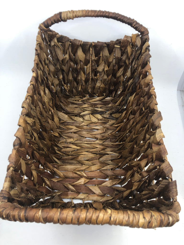 LIGHT WEIGHT MULTI TONED BASKET W/ HANDLES.