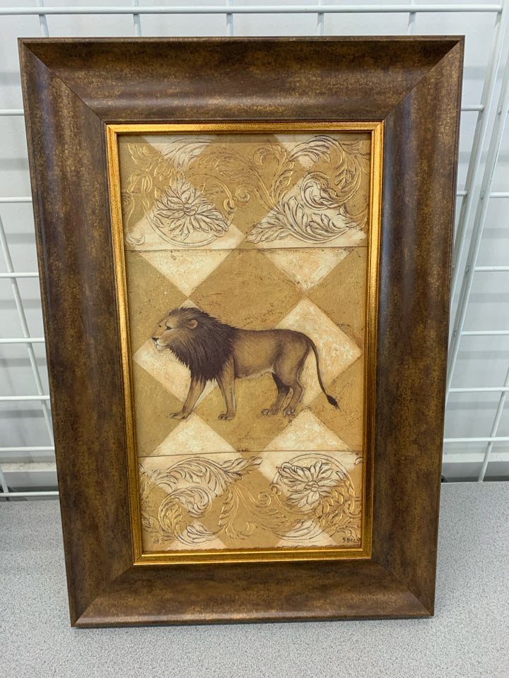 LION PRINT IN BROWN/GOLD FRAME.