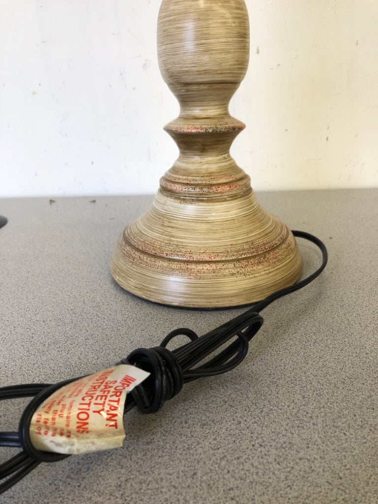 TAN DISTRESSED BASE TOUCH LAMP W/WHITE WIRE FRAME.