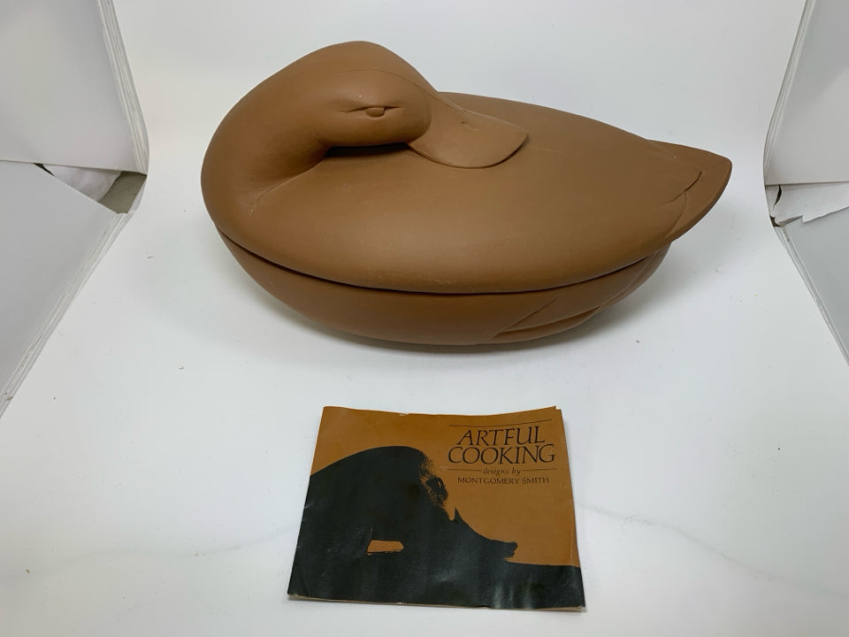 VTG LARGE SWAN MONTY SMITH SWAN ISLAND DESIGN BAKING COVERED DISH W/ INFO CARDS/