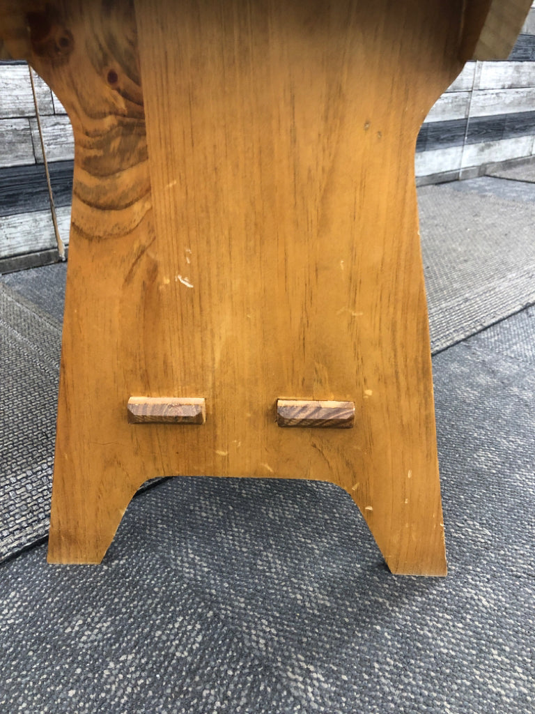 LIGHT WOOD BENCH W/SHOE SHELF.