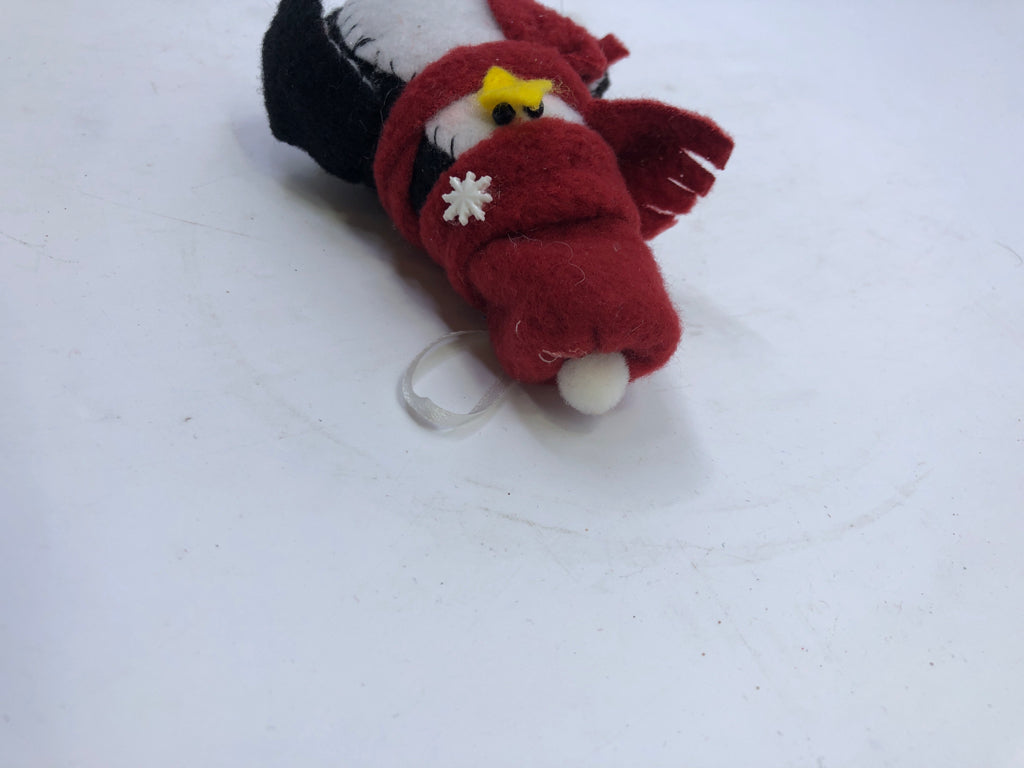 FELT PENGUIN ORNAMNET.