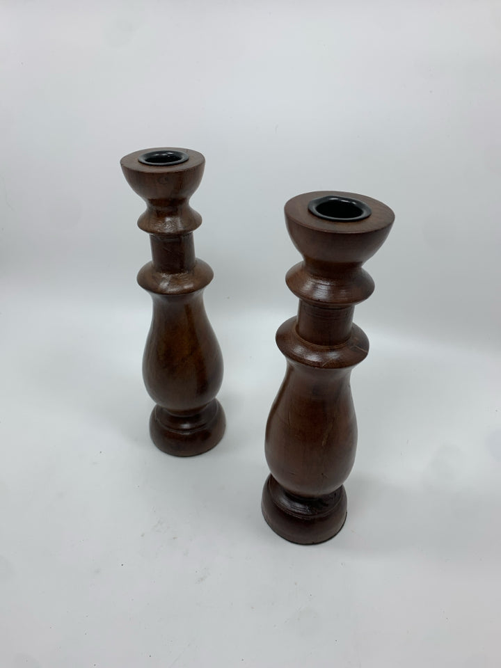 2 WOOD CANDLESTICK HOLDERS.