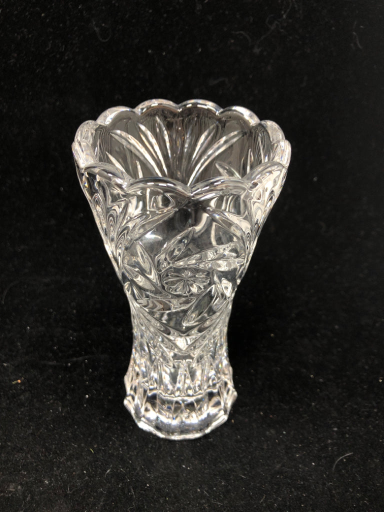 CRYSTAL VASE W/ SCALLOP EDGE.