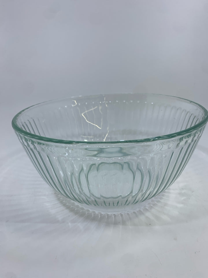 PYREX CLEAR MIXING BOWL.