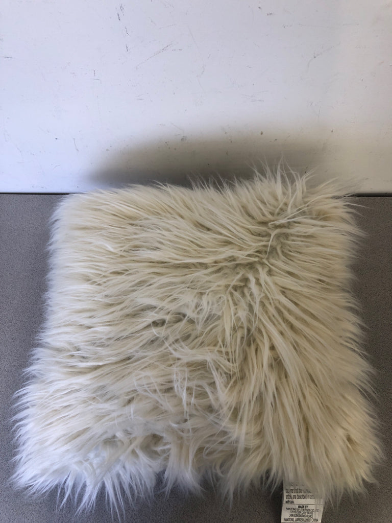 SQUARE WHITE FRINGE PILLOW.