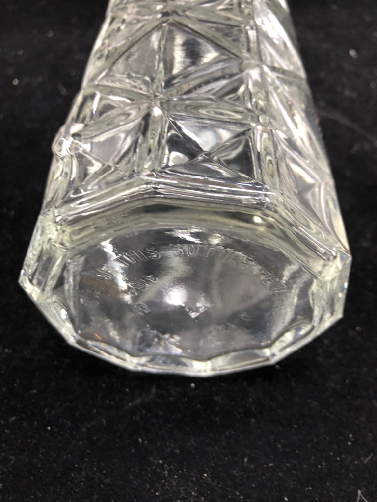 SQUARE DETAILED CLEAR GLASS DECANTER.