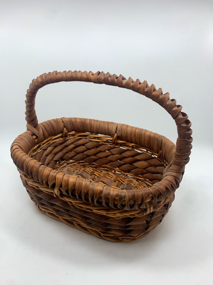 MULTI-WOVEN BROWN WICKER BASKET.