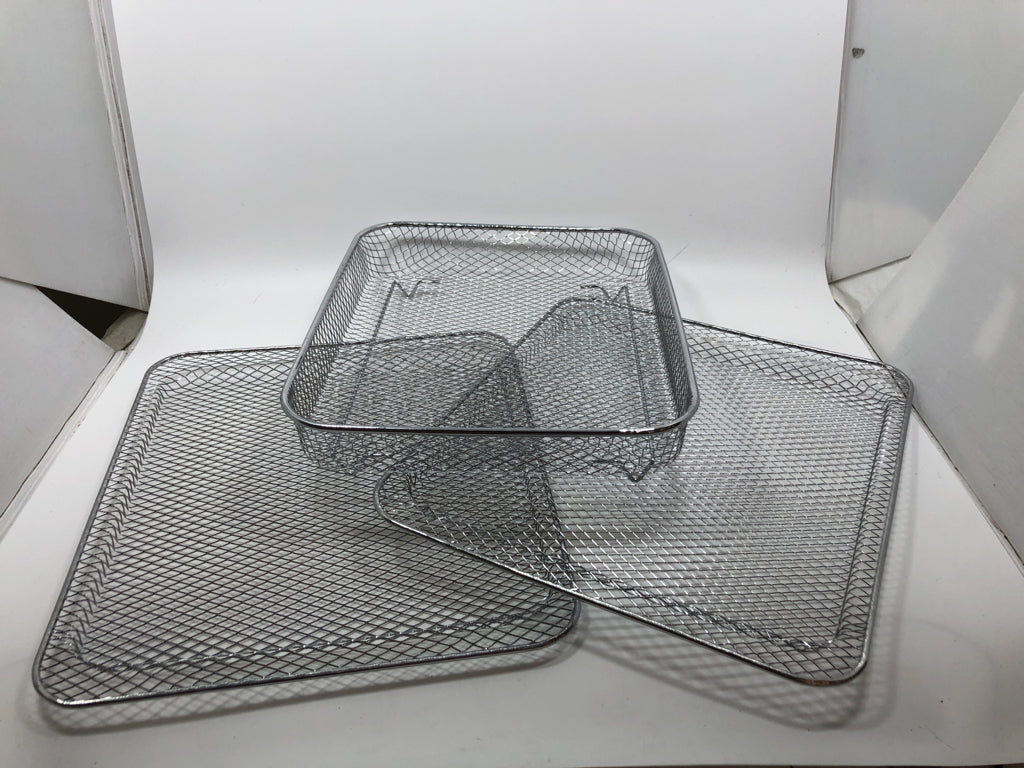 3PC METAL MESH FRYER BASKET W/TRAYS.