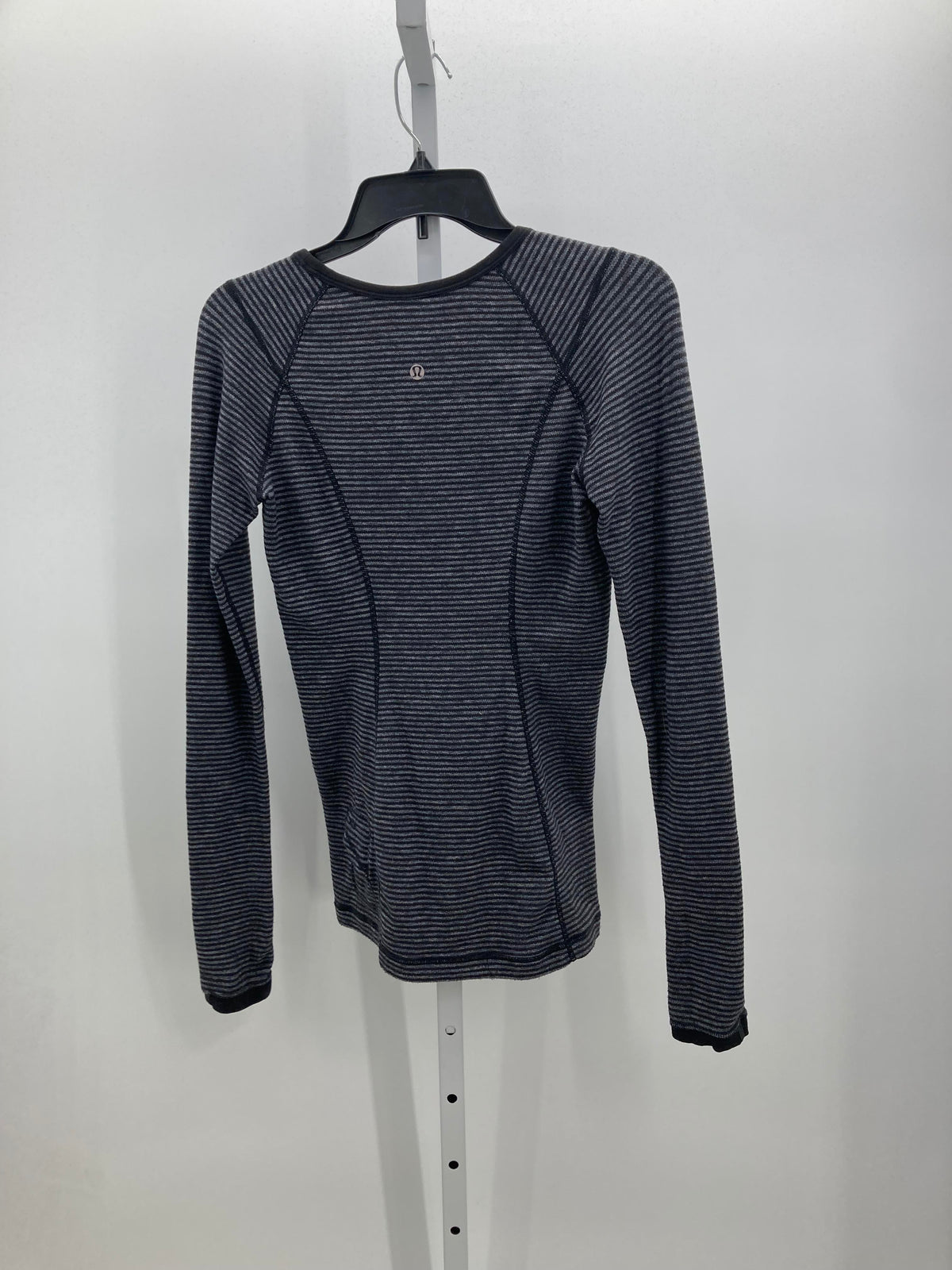 Lululemon Size 4 Misses Long Sleeve Shirt