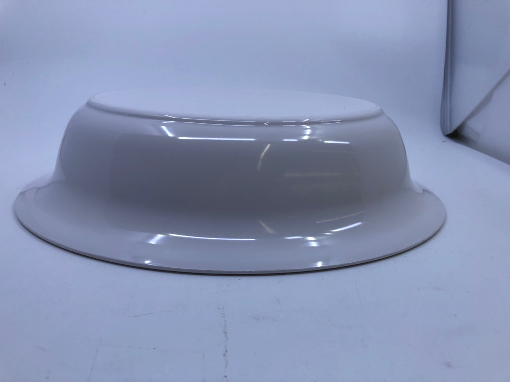 LARGE OVAL VINE EMBOSSED RIM CASSEROLE DISH W LID.