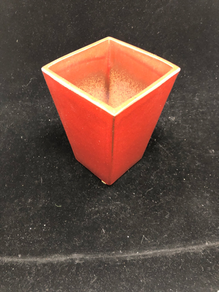 RED SQUARE VASE.
