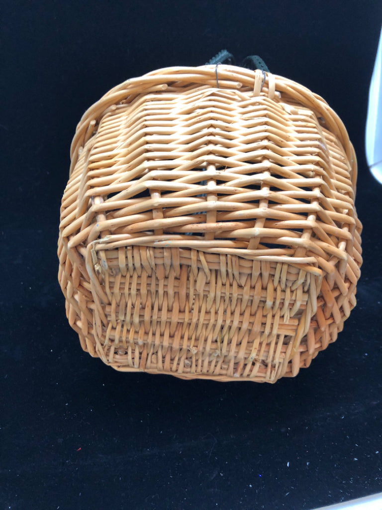 WICKER BASKET W/SCROLL METAL HANDLE.