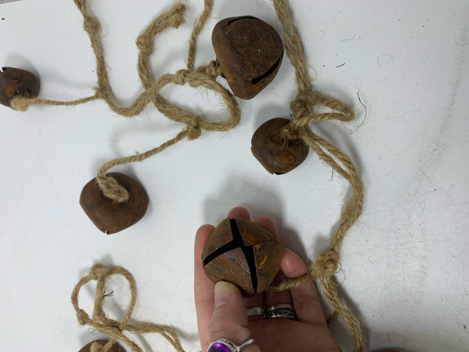 RUSTED BELLS TWINE GARLAND.