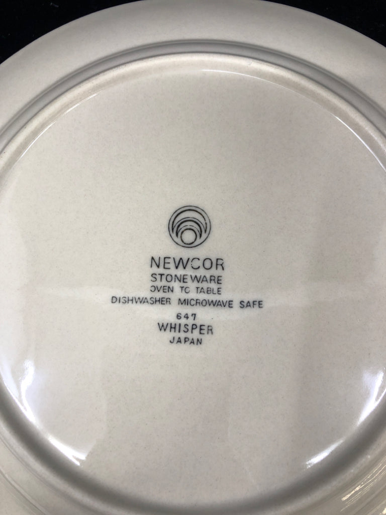 4 GREY W/ WHITE FLORAL DINNER PLATES.