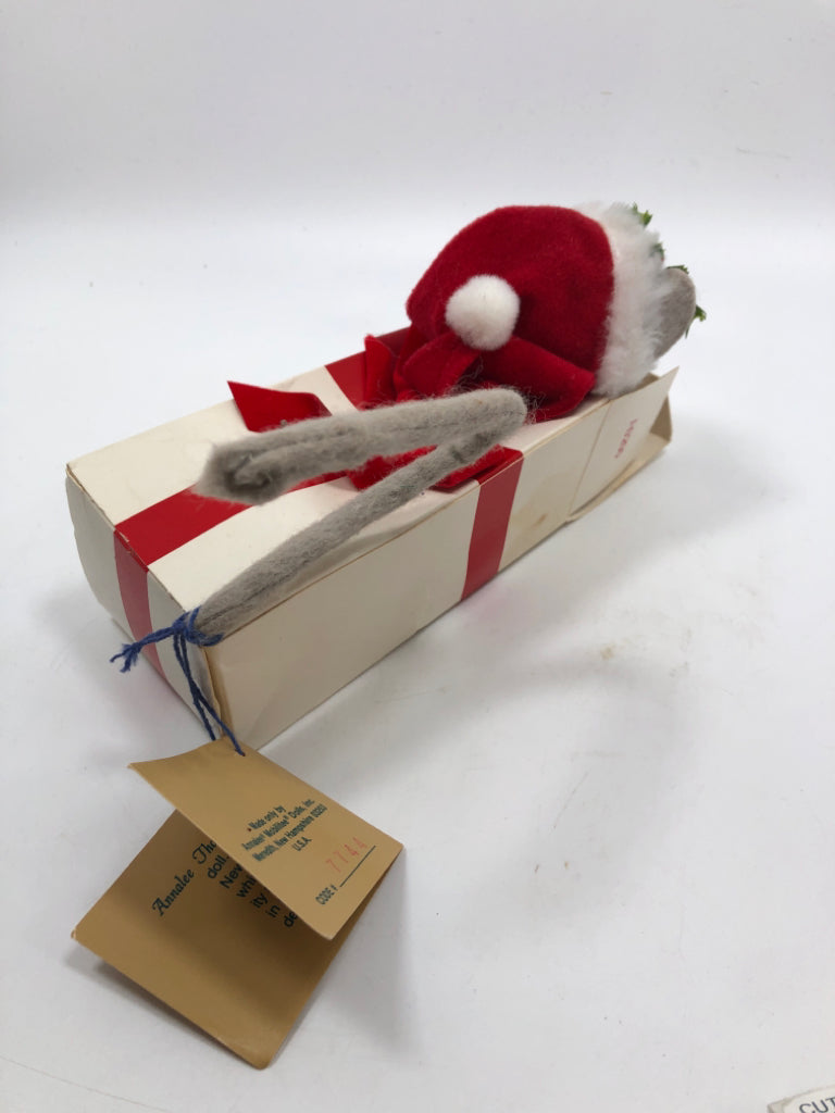 VTG GREY ANNELEE MOUSE IN PRESENT 1992.