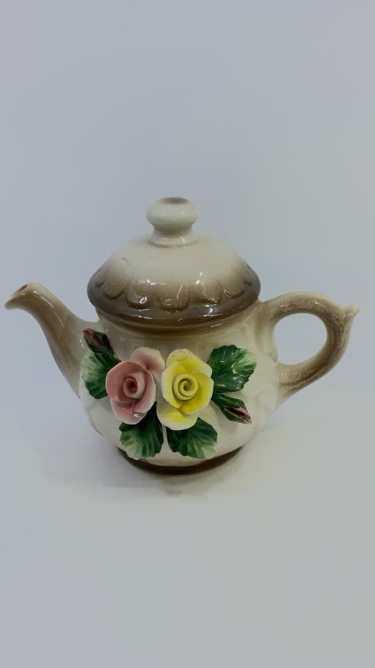 VTG CAPODIMONTE PORCELAIN TEAPOT W/FLOWERS.