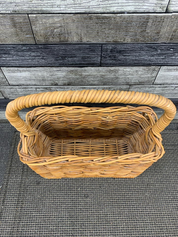 THICK WOVEN WICKER MAGAZINE HOLDER.