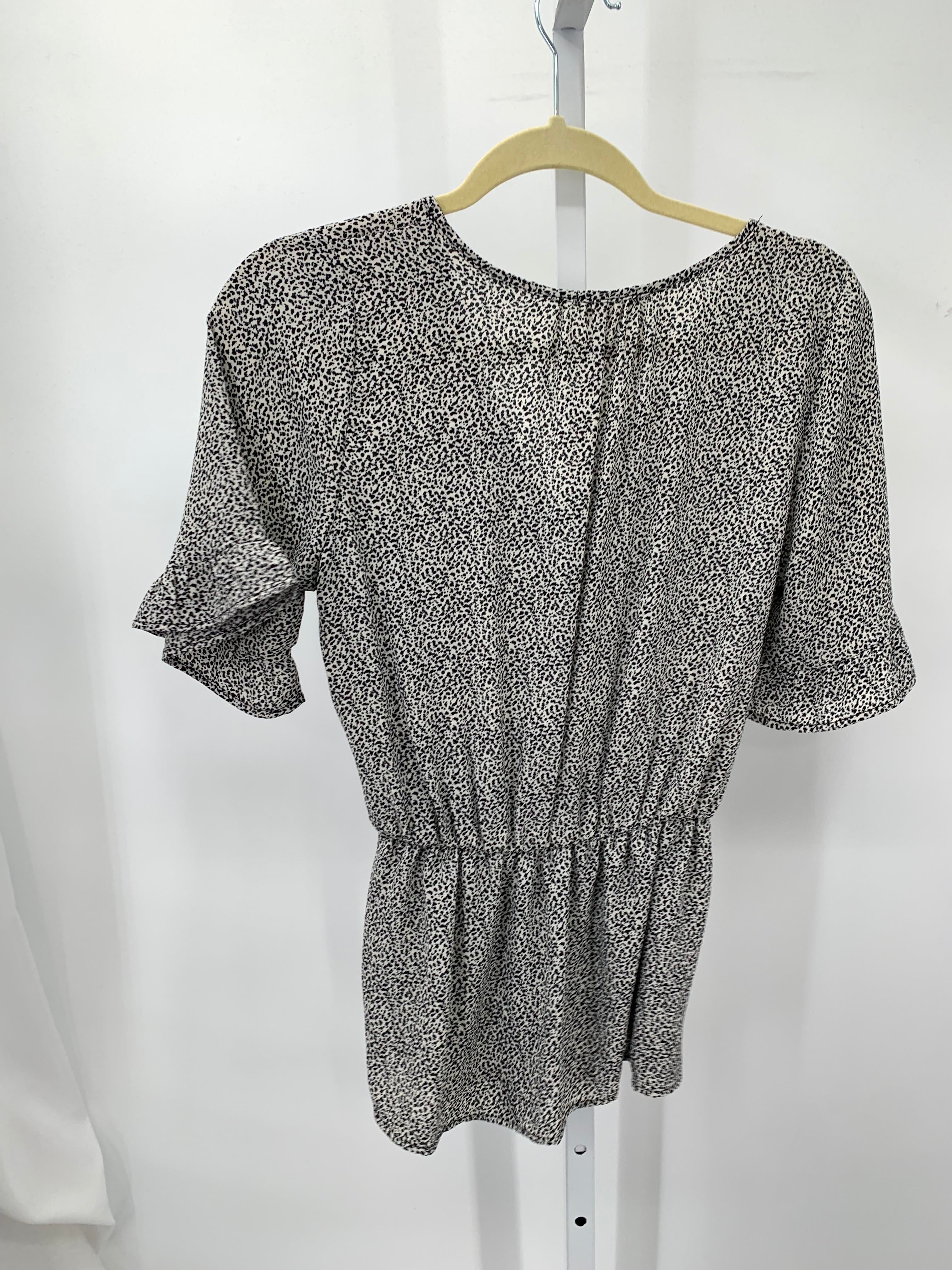 Size Medium Juniors Short Sleeve Shirt