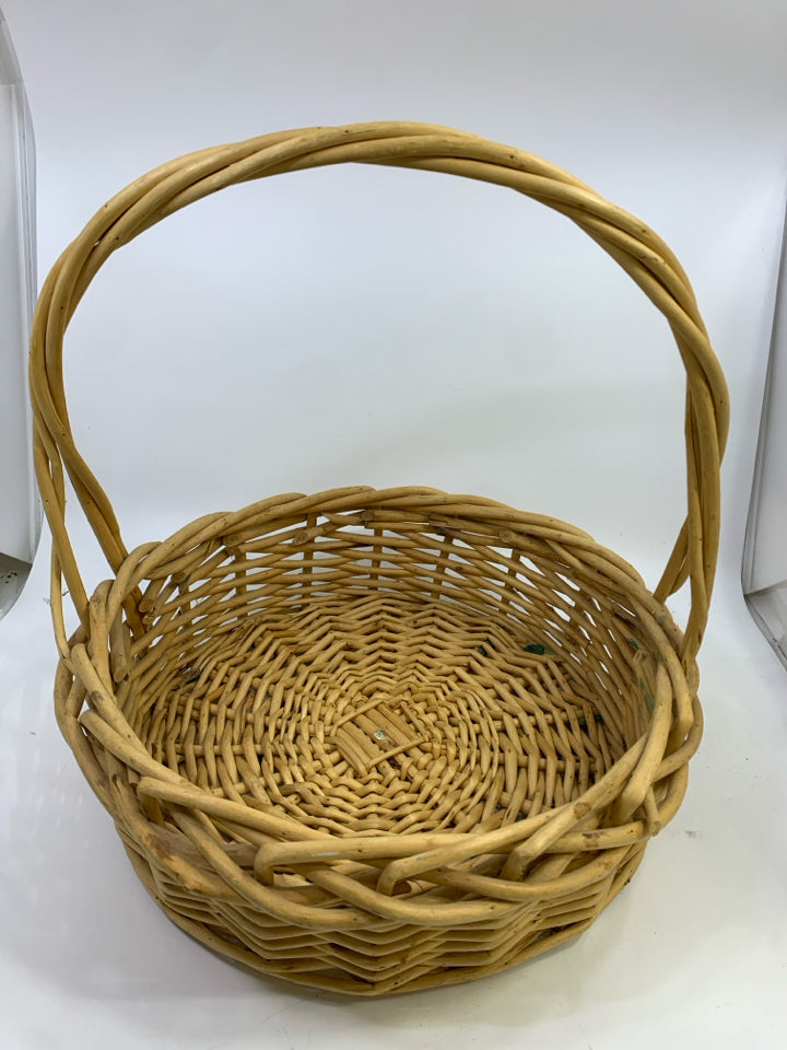 ROUND WICKER BASKET W/HANDLE.