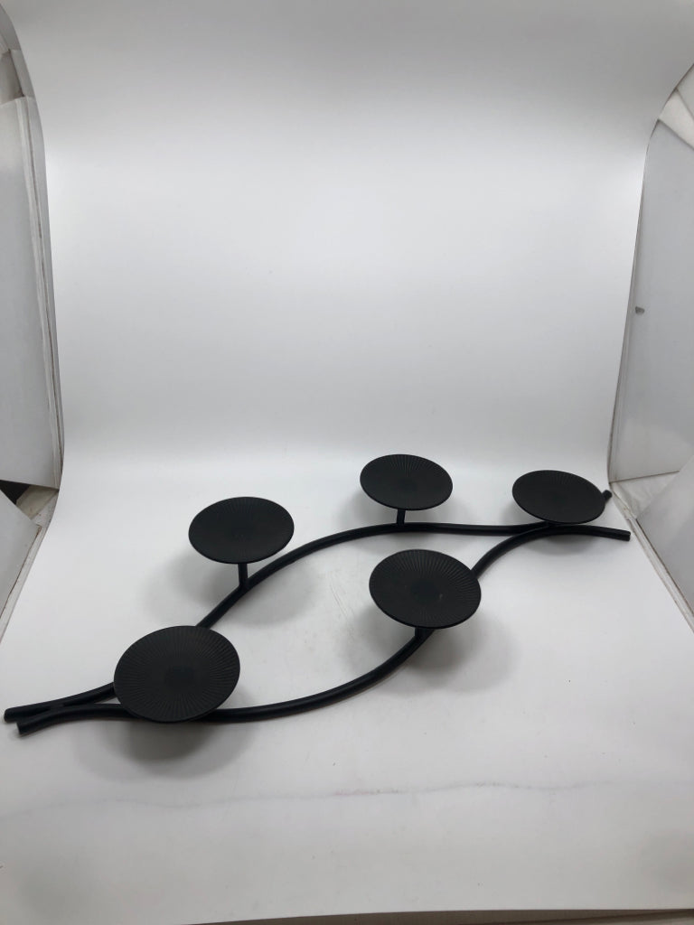 BLACK METAL CANDELABRA W/MULTIPLE CANDLE CUPS.