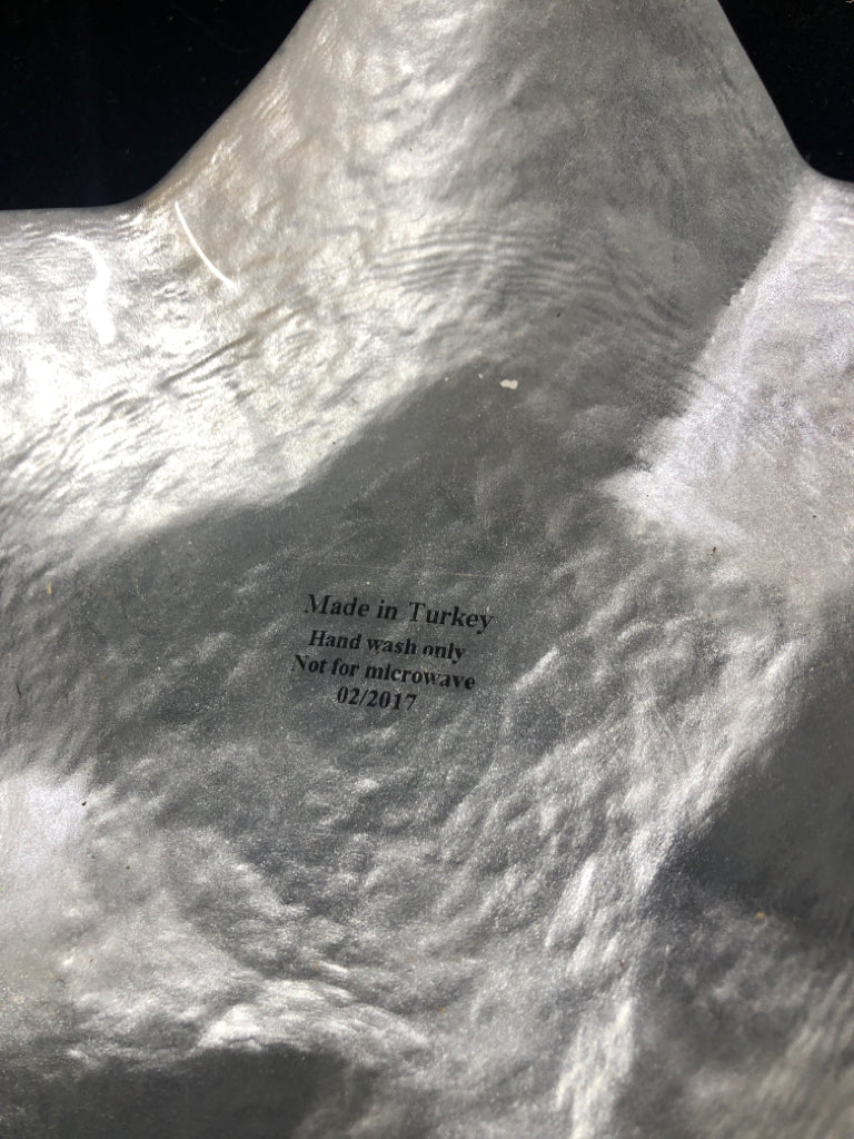 2 GLASS STAR SHAPED NESTING BOWLS SILVER/RED.