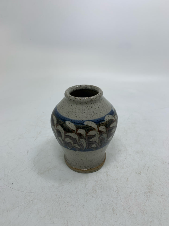 GREY SPECKLED BUD VASE W/ BROWN DETAILS.