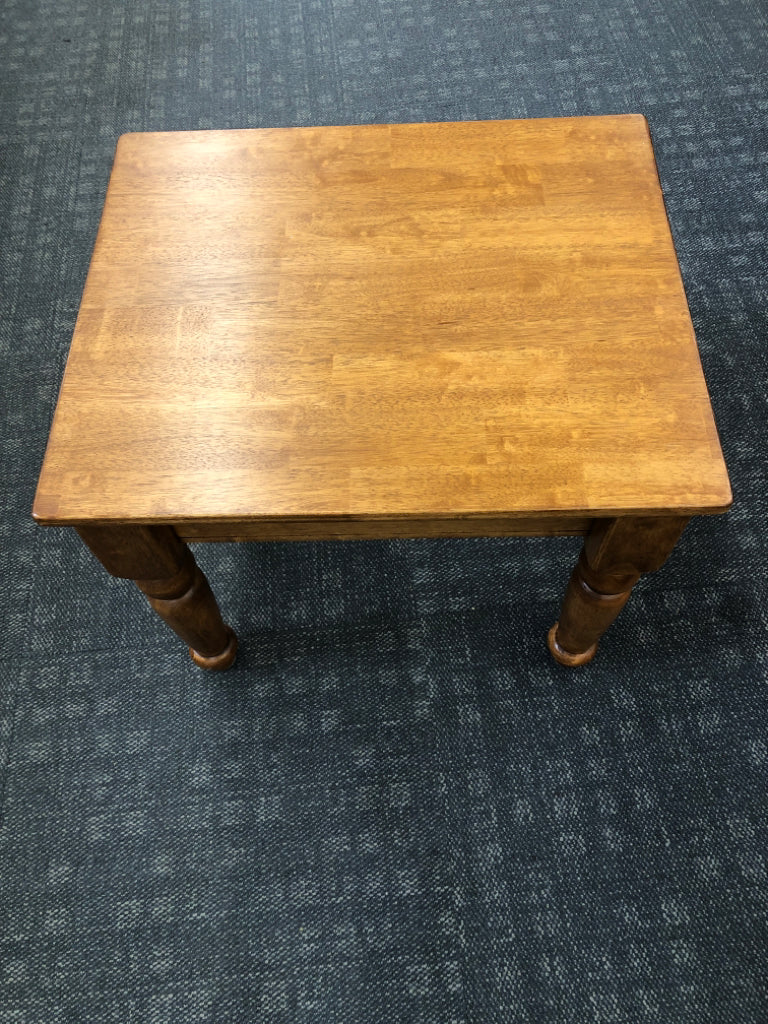 LT WOOD SPINDLE LEG SIDE TABLE W/DRAWER.