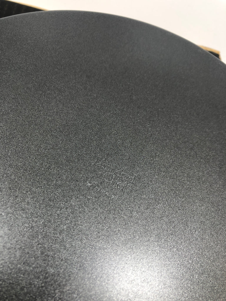 PAMPERED CHEF CAKE PAN SET IN BOX.