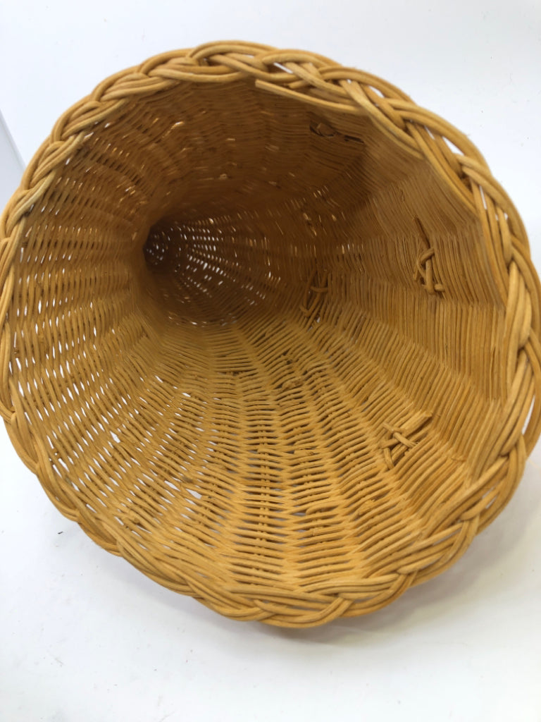 BLONDE CORNUCOPIA BASKET.