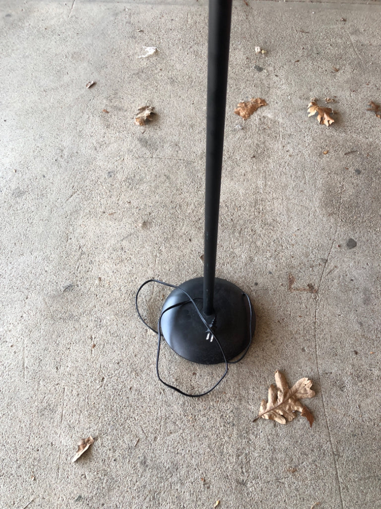 BLACK METAL FLOOR LAMP W/3 WHITE PLASTIC ADJUSTABLE SHADES.