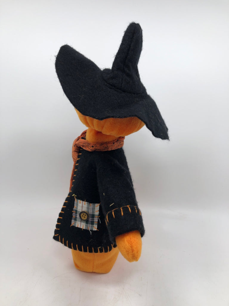 PUMPKIN WEIGHTED W/ WITCH HAT/TIE PLUSH.