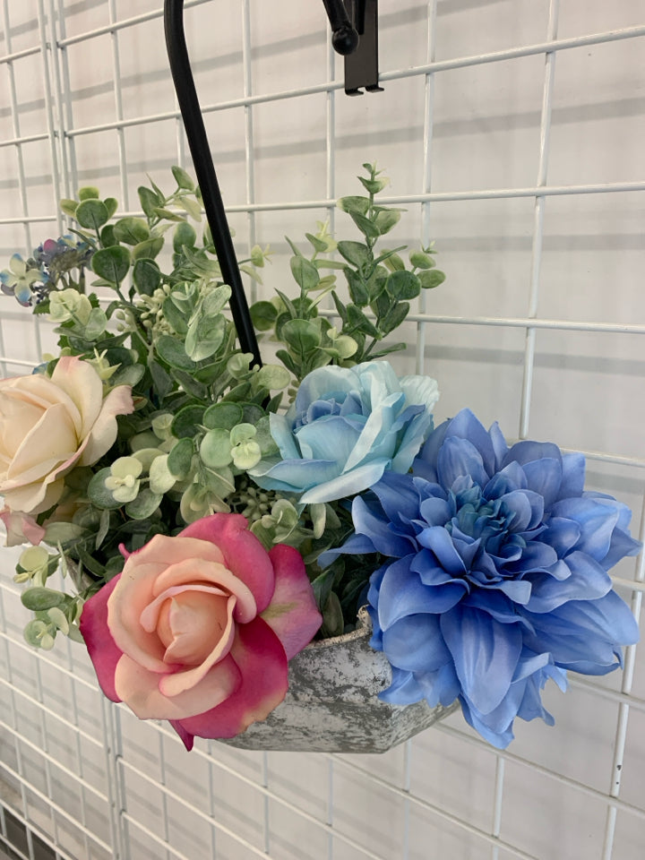 UMBRELLA SHAPED WALL BOUQUET.