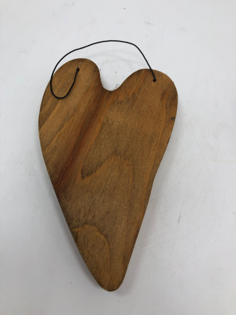 PRIMITIVE WOOD HEART AMERICAN FLAG.
