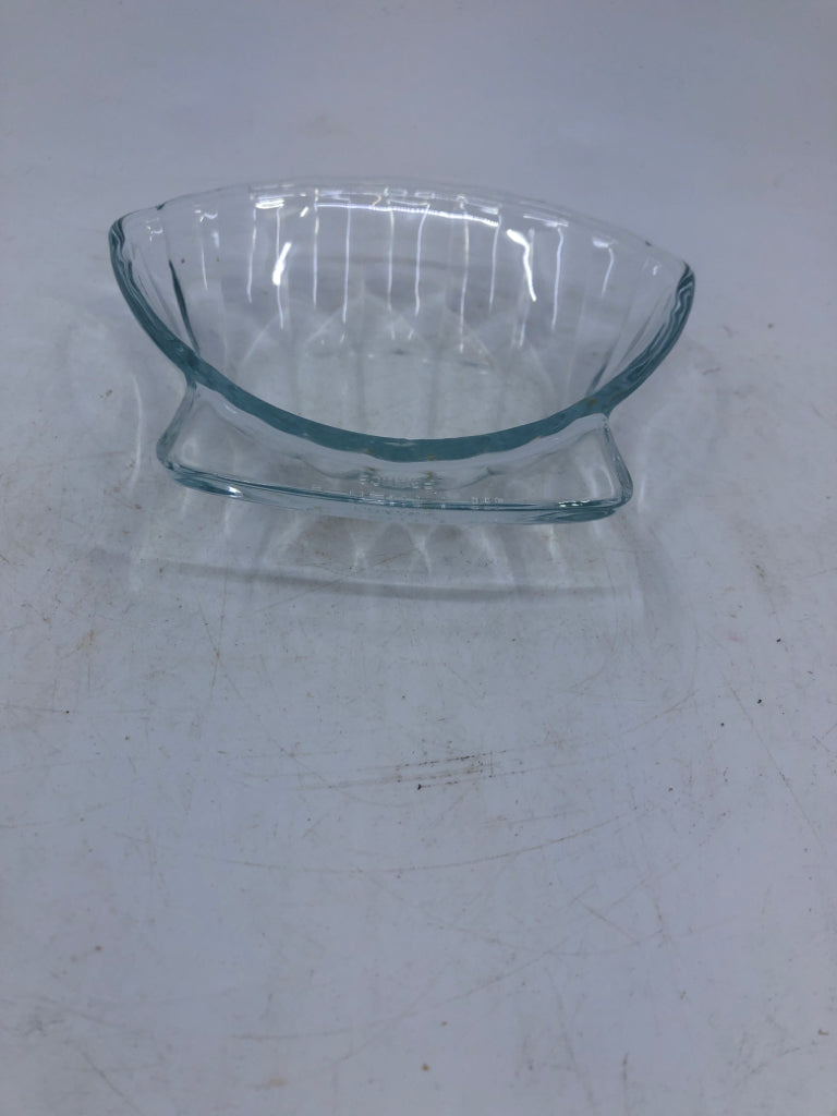 3 VTG PYREX SHELL SHAPED BOWLS.