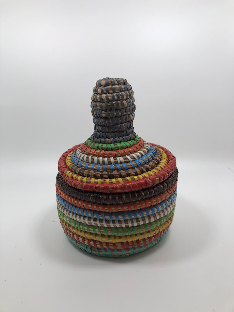 COLORFUL WOVEN BASKET W/TALL HANDLE.