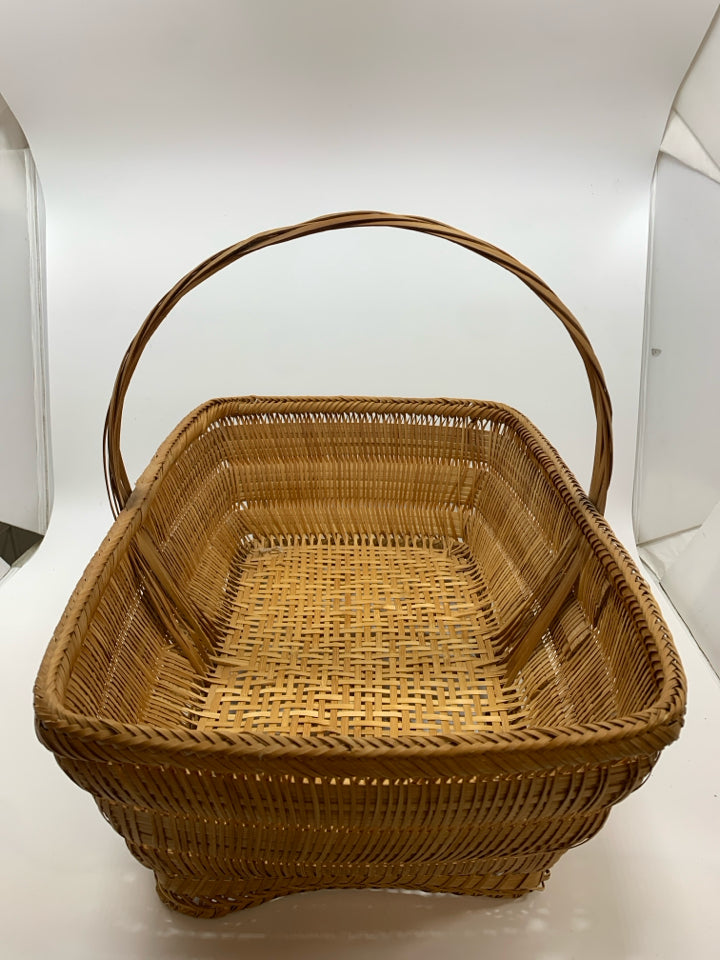 WOVEN WICKER BASKET W/BRAIDED HANDLE.