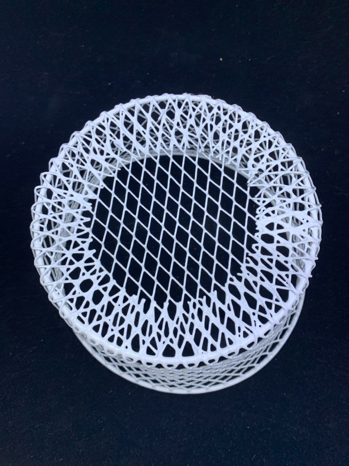 WHITE WIRED BASKET W/ HANDLE.