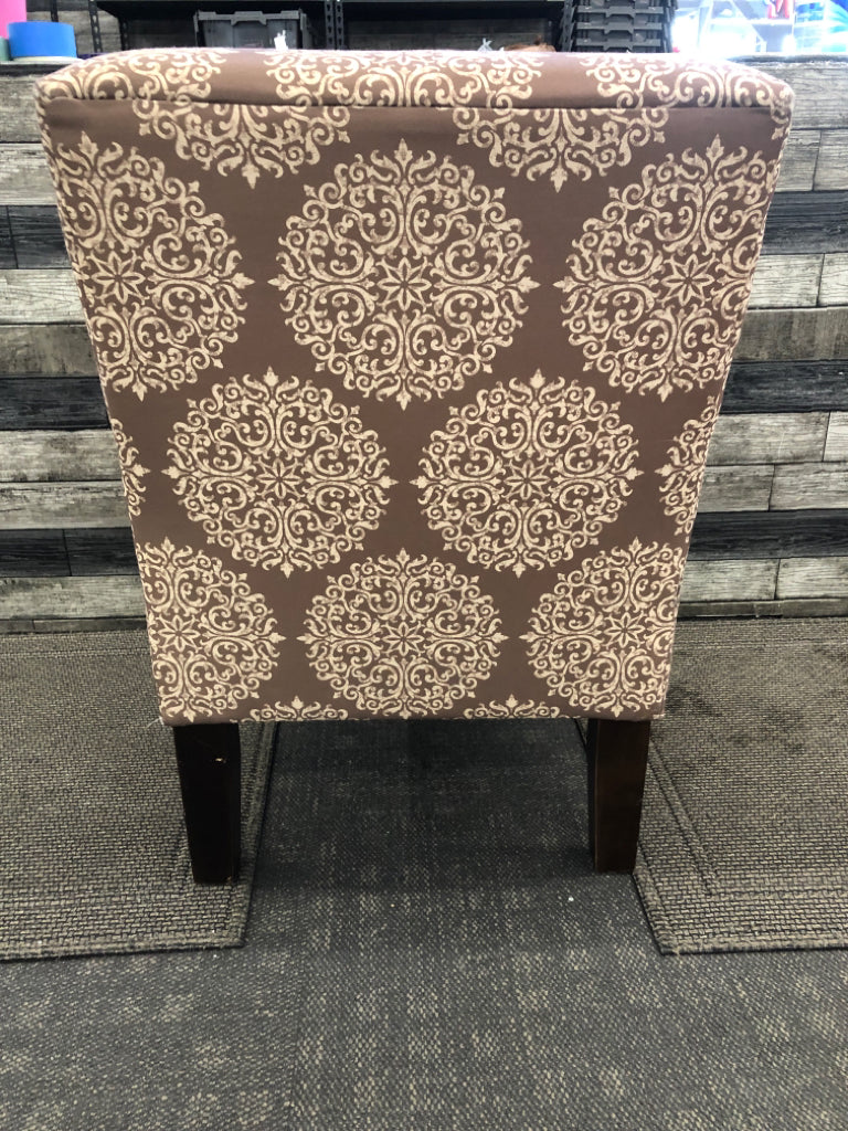 BROWN CREAM SCROLL ACCENT CHAIR.