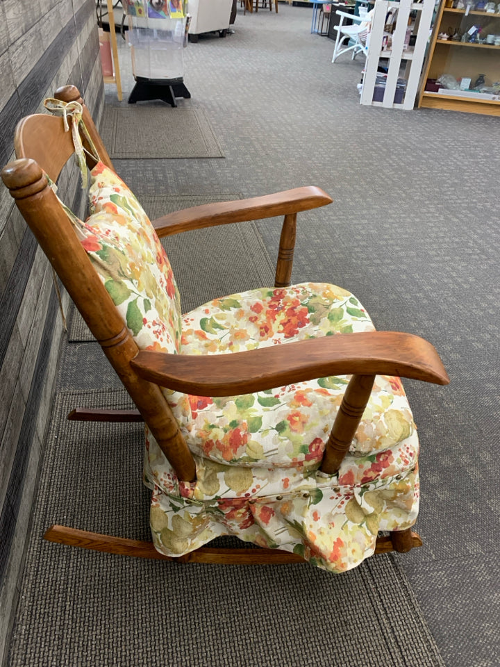 SM VTG THOMASVILLE ROCKING CHAIR W/UPHOLSTERED FLORAL CUSHIONS.