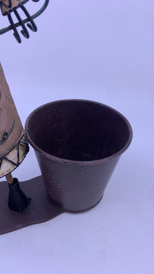 ROOSTER FACE SCARECROW METAL PLANTER.