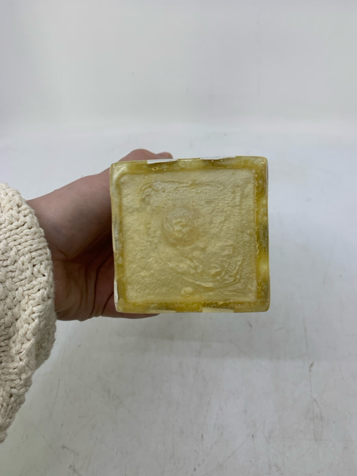 RESIN TAN W/ WHITE CHECKERED.